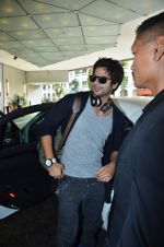 Shahid Kapoor arrive at Singapore for IIFA 2012 on 6th June 2012 (43).JPG